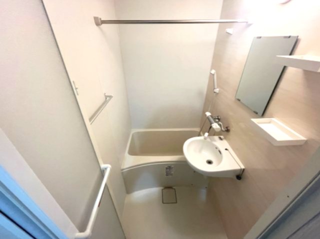バス・シャワールーム　同建物内、別のお部屋の参考写真になります。