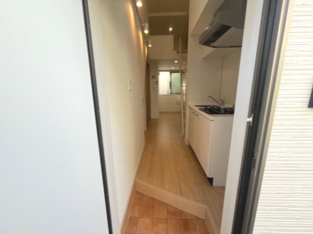 玄関　同建物内、別のお部屋の参考写真になります。