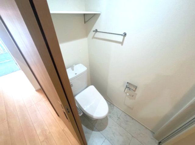 トイレ　同建物内、別のお部屋の参考写真になります。