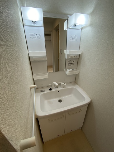 洗面設備　広めの独立洗面台は嬉しいポイント！