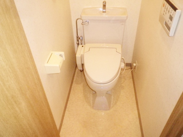 トイレ　落ち着いた色調のトイレです
