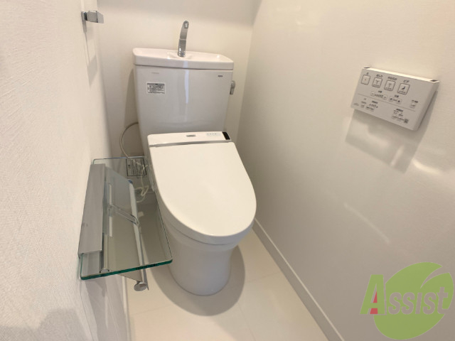 トイレ　トイレは、ウォシュレット付きで棚とタオル掛けが付いています。