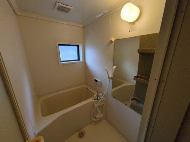 バス・シャワールーム　窓付きで換気のしやすい浴室です！