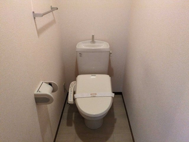 トイレ　温水洗浄便座付きのトイレです♪
