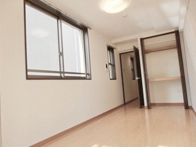 居室・リビング　2面採光フローリング洋室部屋