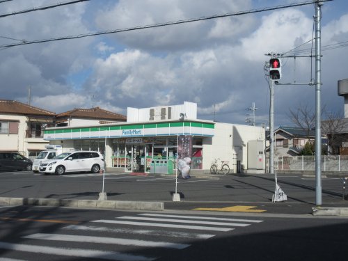 コンビニ　ファミリーマート美原大饗店（コンビニ）まで556m