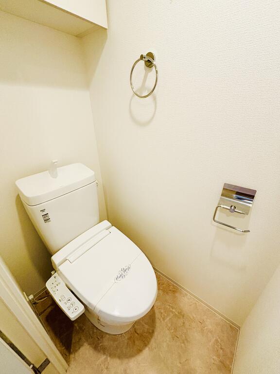 トイレ　独立タイプで清潔感のあるトイレ空間。ゆとりがあり快適に使用で