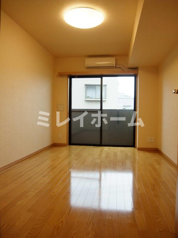 居室・リビング　同建物内、別のお部屋の参考写真になります。