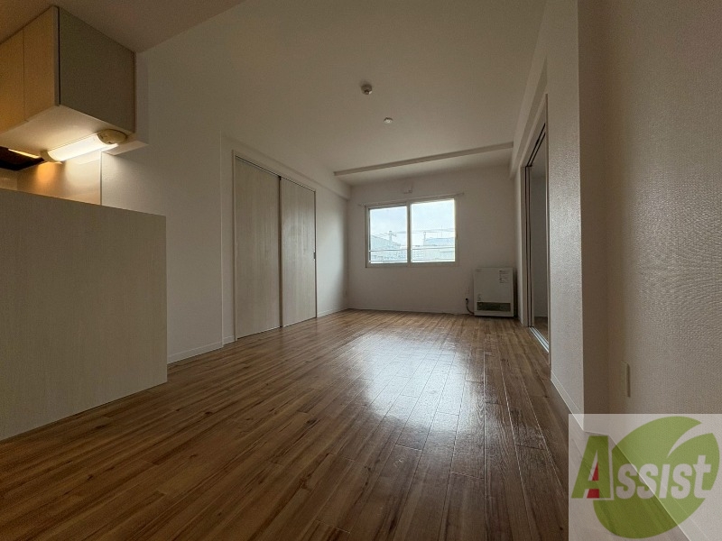 居室・リビング　木目のフローリングは落ち着きのある印象のお部屋になりますね。