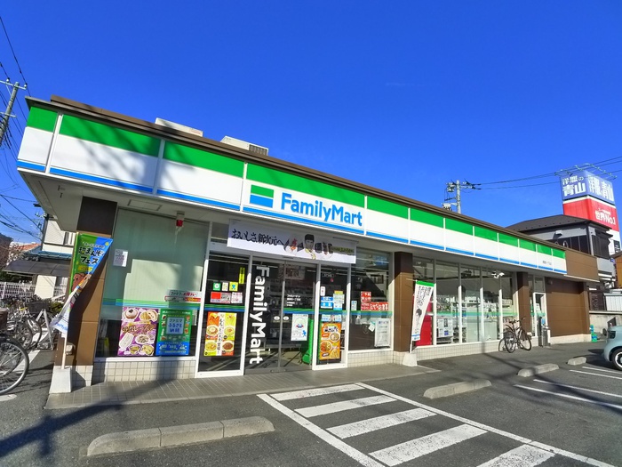 コンビニ　ファミリーマート（コンビニ）まで600m
