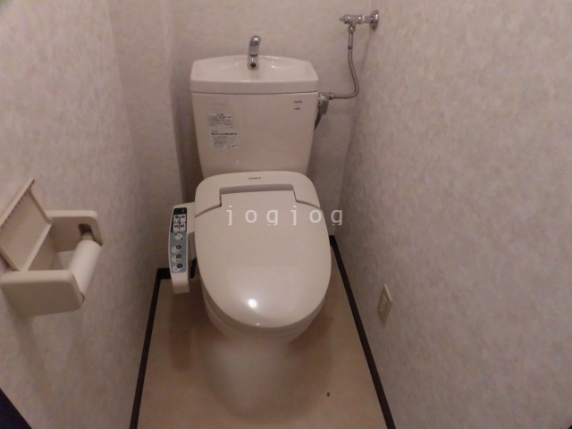 トイレ　嬉しい温水洗浄便座付きのトイレです。