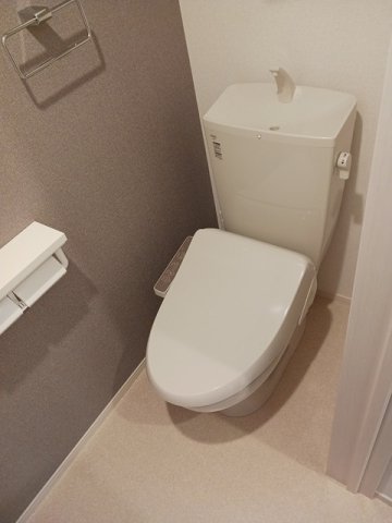 トイレ　落ち着いた色調のトイレです