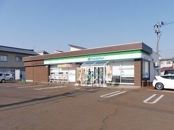 コンビニ　ファミリーマート（コンビニ）まで240m