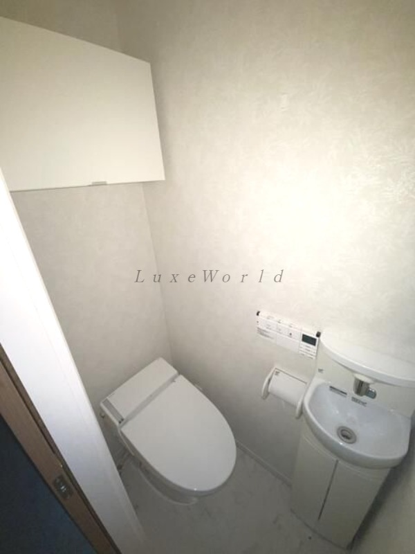 ブルーライン 仲町台駅 徒歩10分 3階建 築14年のトイレ写真