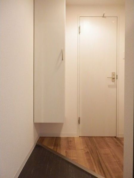 玄関　※写真は４階同号室です。