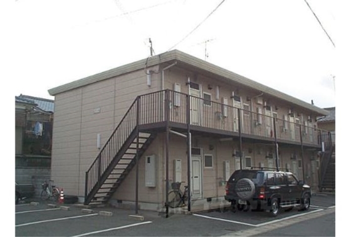 京都市西京区山田弦馳町のアパートの建物外観