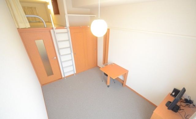 居室・リビング　同物件、別号室のものです。