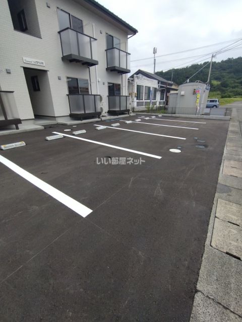 【グランビュー反町の駐車場】