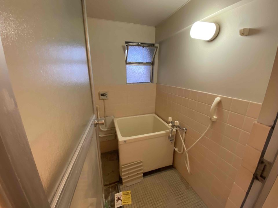 バス・シャワールーム　窓あります、シャワー付の浴室です