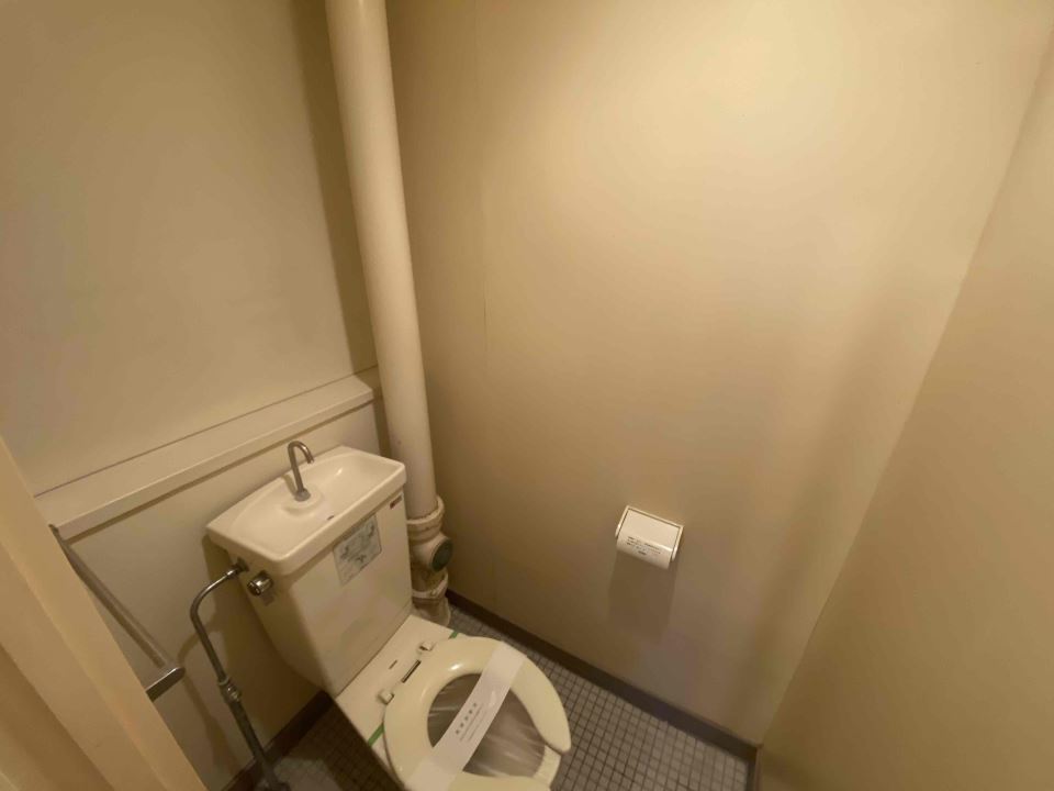 トイレ　ガスコンロ付きのキッチンです