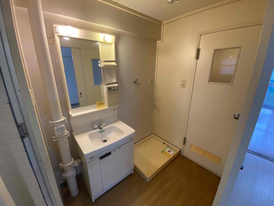 洗面設備　上下２段収納、天袋あり板間もあります