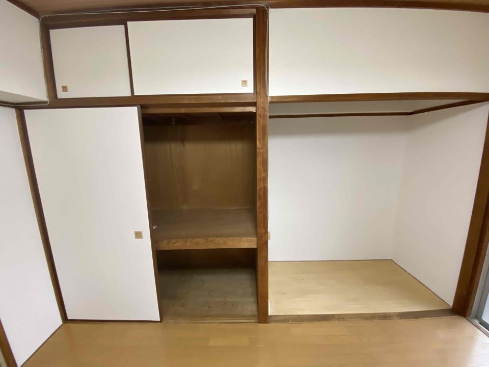 収納　洋式トイレ、後ろに棚がありますよ