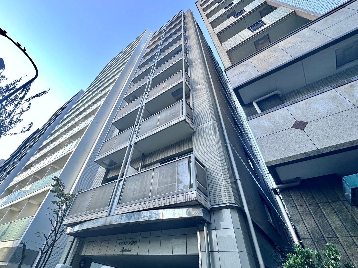 新宿区北新宿のマンションの建物外観