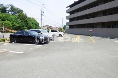 【湖西市鷲津のマンションの駐車場】