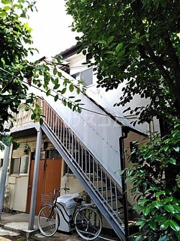 世田谷区弦巻のアパートの建物外観