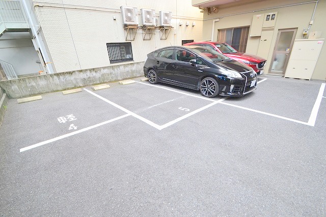 【広島市中区猫屋町のマンションの駐車場】