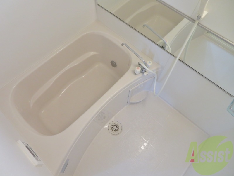 バス・シャワールーム　お風呂は日々の疲れを取ることが出来るくらいの広さがあります。