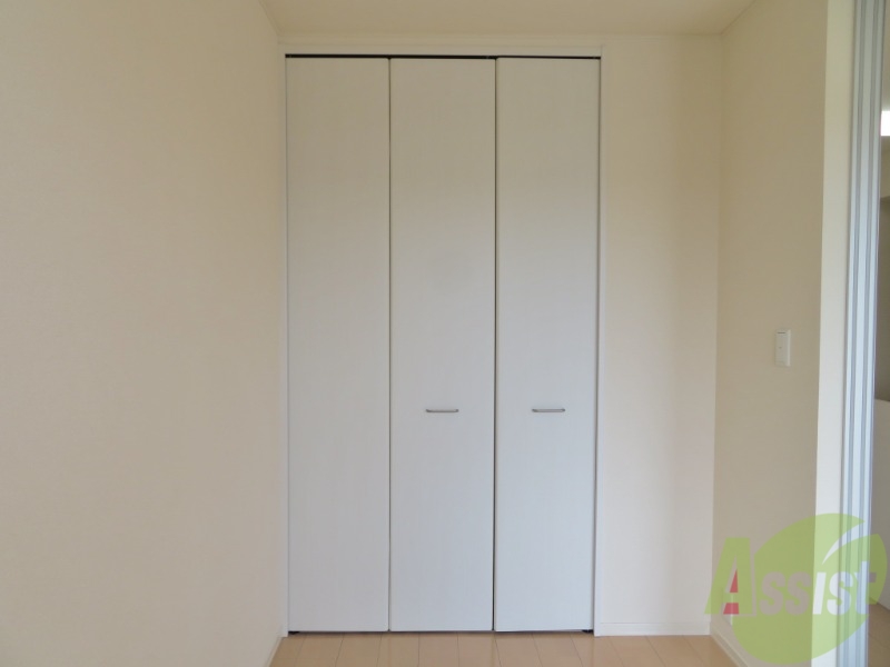 収納　寝室にある収納です。大きさがあり、たくさん物が入りそうです。