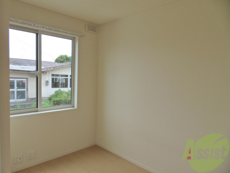 その他部屋・スペース　リビングの隣の洋室は寝室として使用するには十分な広さです。