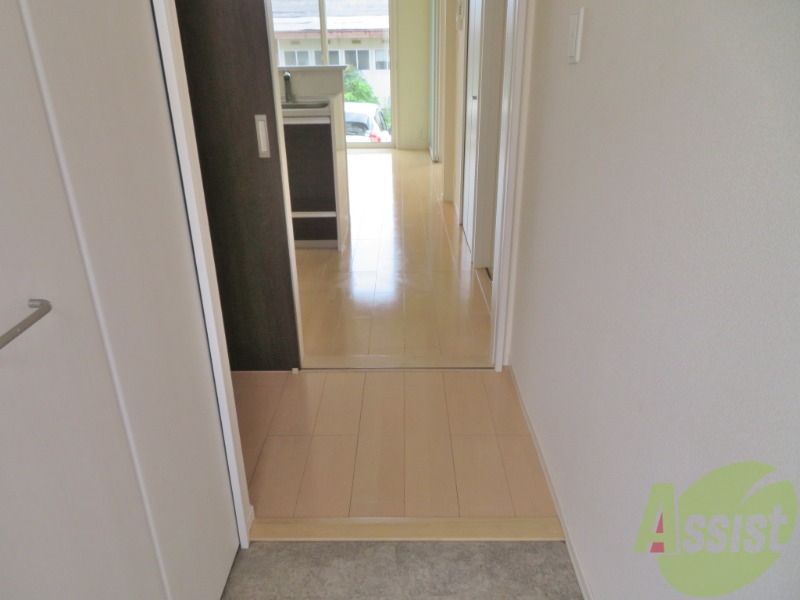 玄関　玄関からの景色です。各部屋へもスムーズに移動できます。