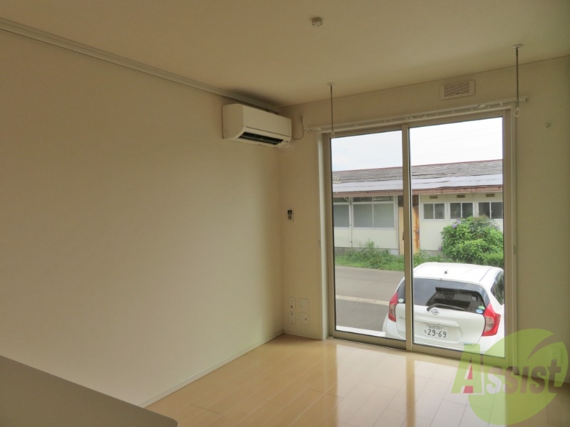 居室・リビング　清潔感があり日当たりが良いリビングは、家具の配置も楽しめます