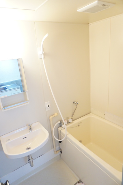 バス・シャワールーム　洗面ボウル付の浴槽です