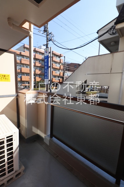 バルコニー　バルコニーがあるので洗濯物を太陽の下で干すことができます♪
