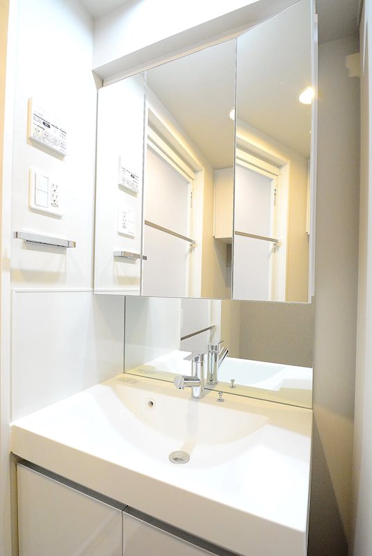 洗面設備　明るい洗面所です