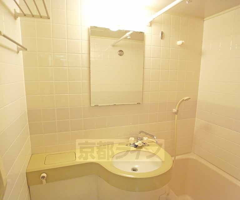 洗面設備　バスルーム内の洗面台です。