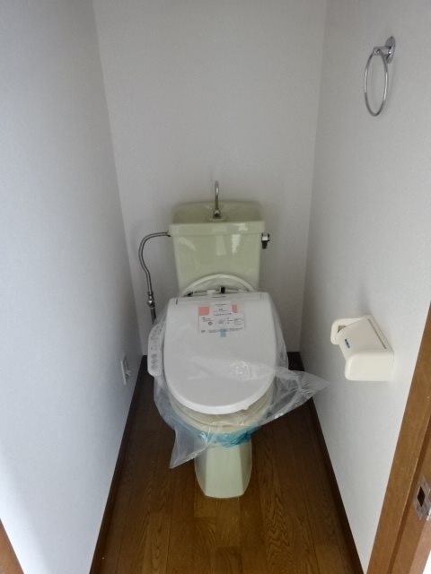 トイレ　※写真は207号室です（参考）