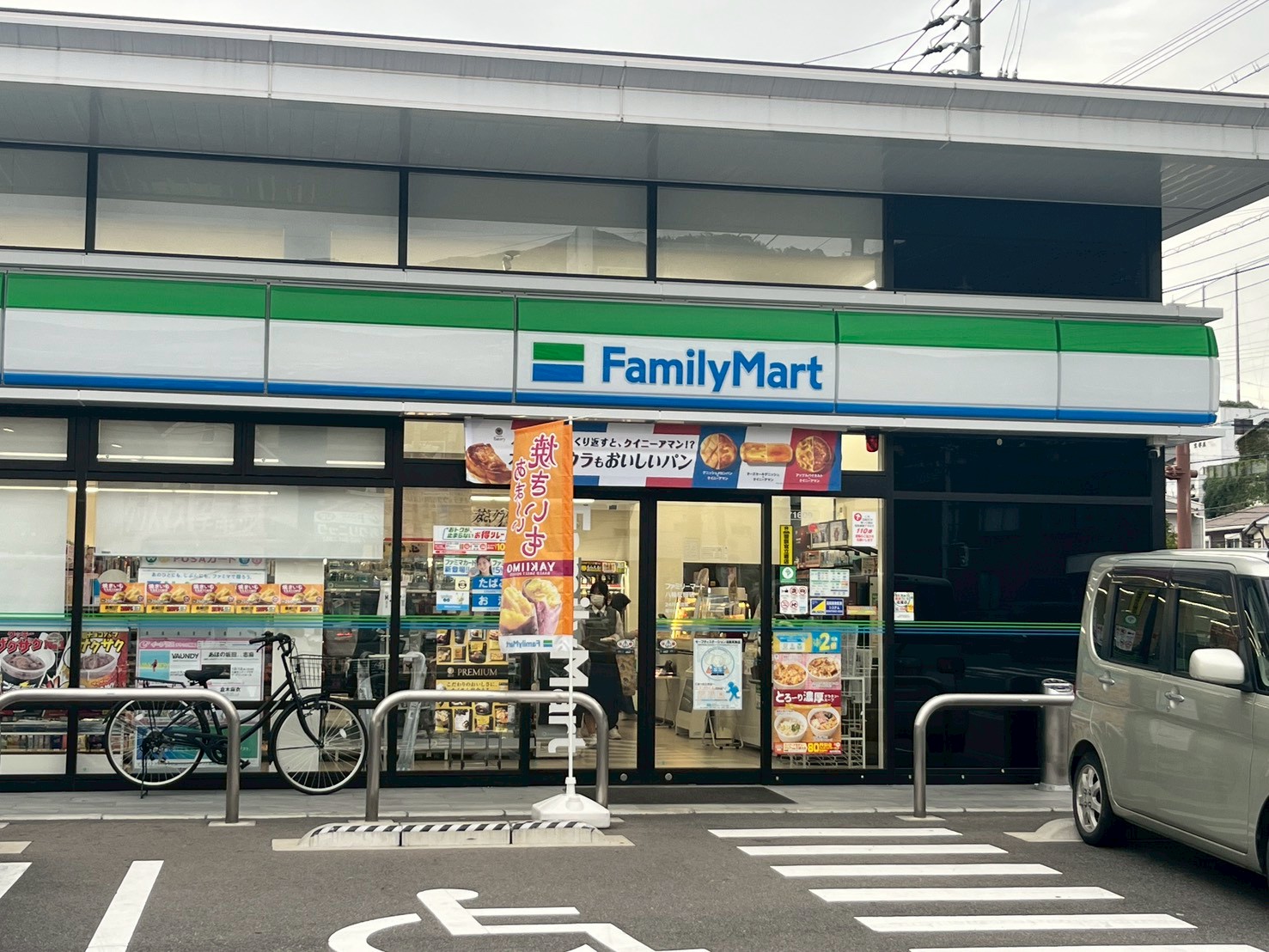 コンビニ　ファミリーマート八幡紅梅店（コンビニ）まで117m