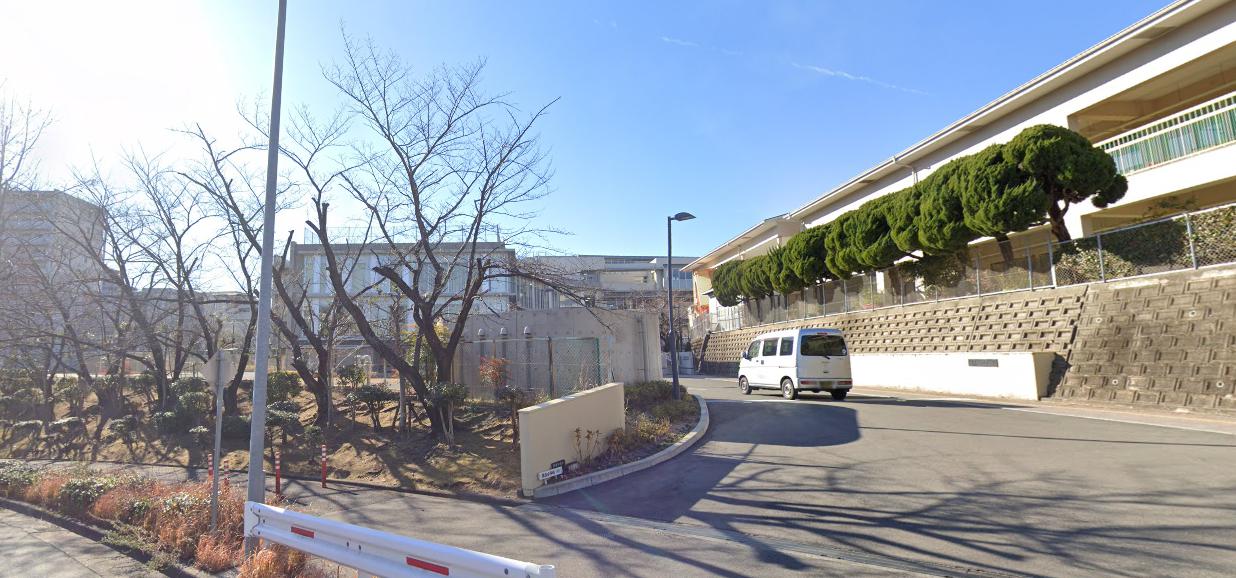 小学校　豊中市立西丘小学校（小学校）まで325m