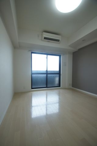 居室・リビング　落ち着いた色合いの床材を使用した居住空間