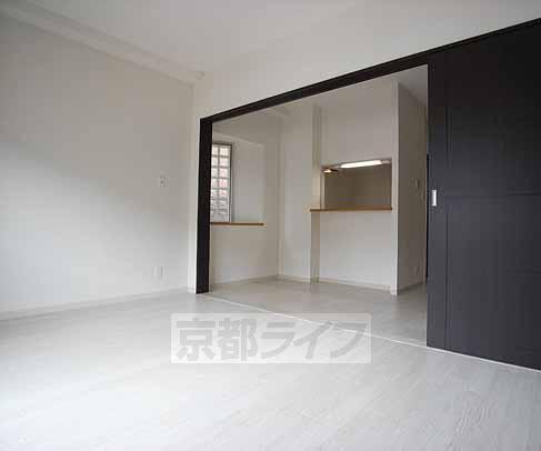 居室・リビング　白と黒を基調にしたお部屋です