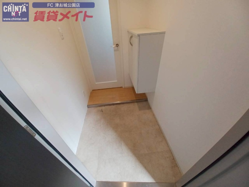 玄関　同じ物件、別部屋の写真です
