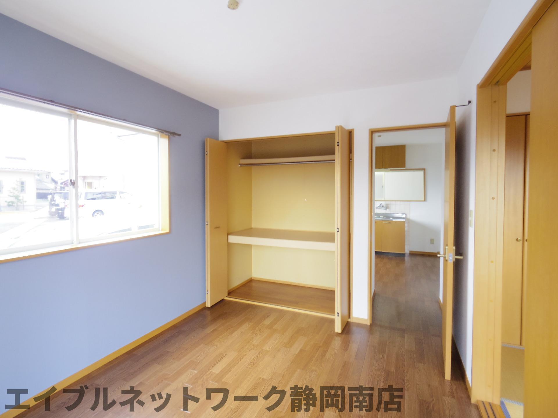 居室・リビング　収納のある6帖洋室☆