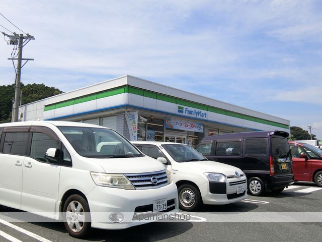 コンビニ　ファミリーマート（コンビニ）まで1357m