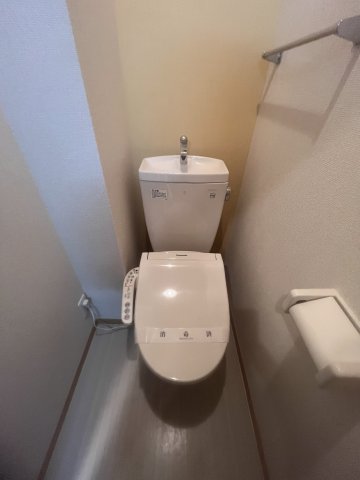 トイレ　温水洗浄機能付き便座つきのトイレです♪