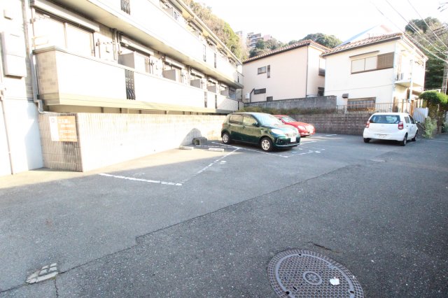 駐車場　敷地内駐車場に空きございます（1台分、別途料金有）