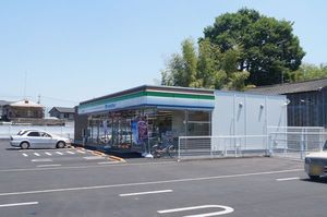 コンビニ　ファミリーマート西川田駅前店（コンビニ）まで195m